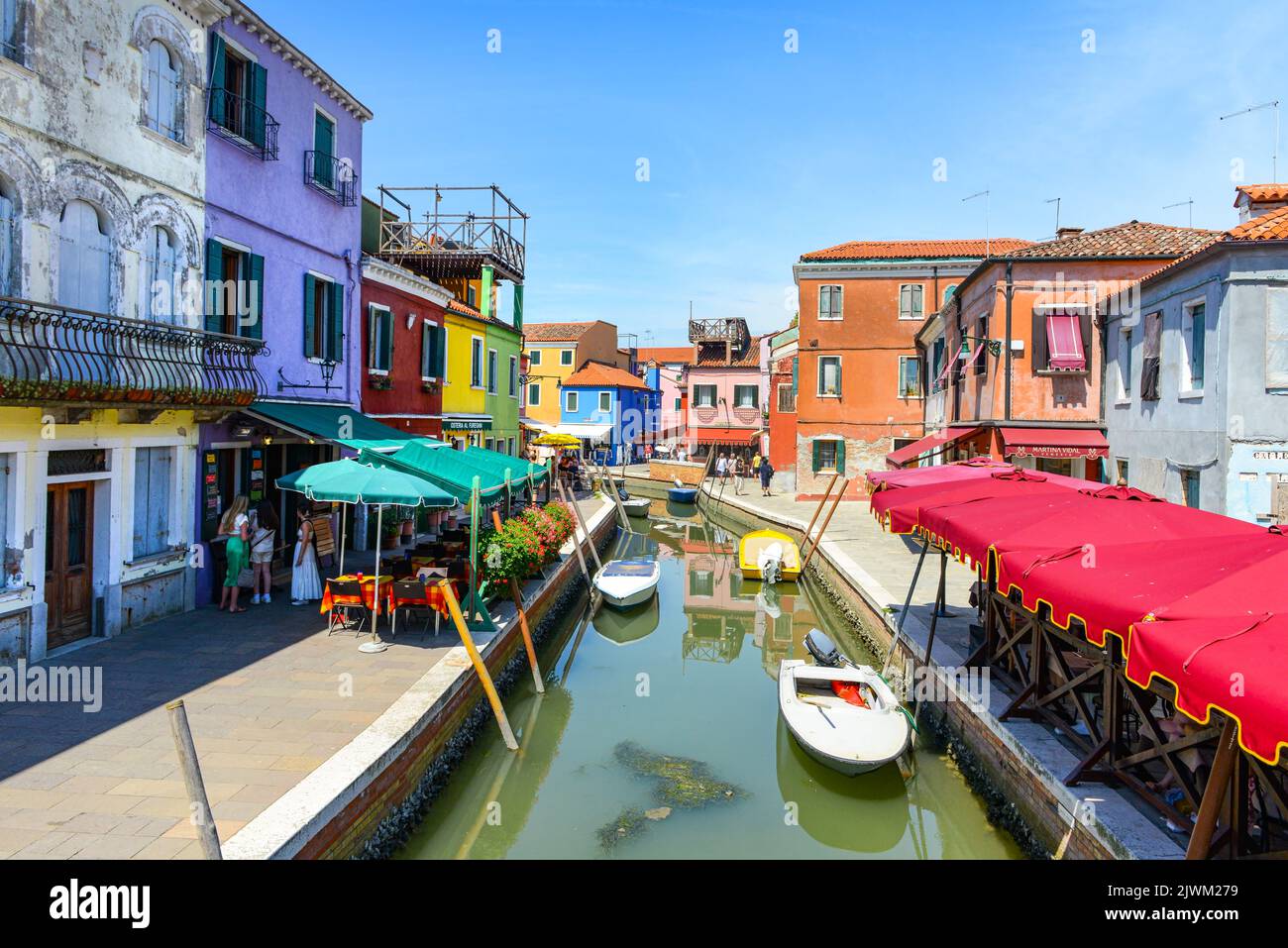 ÎLE DE BURANO, VENISE, ITALIE - 4 JUILLET 2022 : touristes parmi les boutiques et restaurants souverains de la rue principale de l'île de burano, maisons colorées Banque D'Images