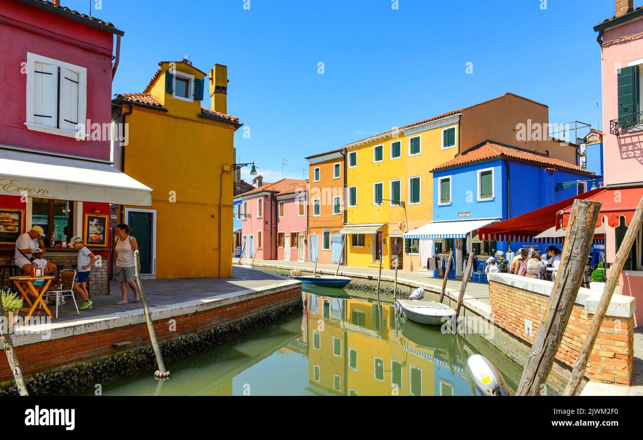 ÎLE DE BURANO, VENISE, ITALIE - 4 JUILLET 2022 : touristes parmi les boutiques et restaurants souverains de la rue principale de l'île de burano, maisons colorées Banque D'Images