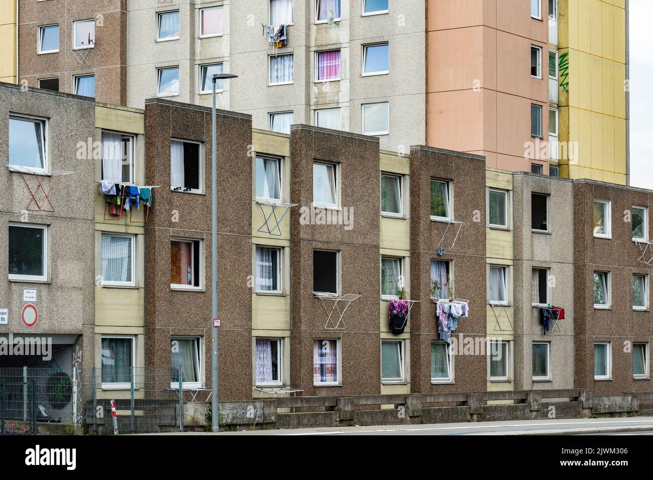 Complexe en hauteur, murs suspendus des fenêtres, hotspot social à Goettingen Banque D'Images