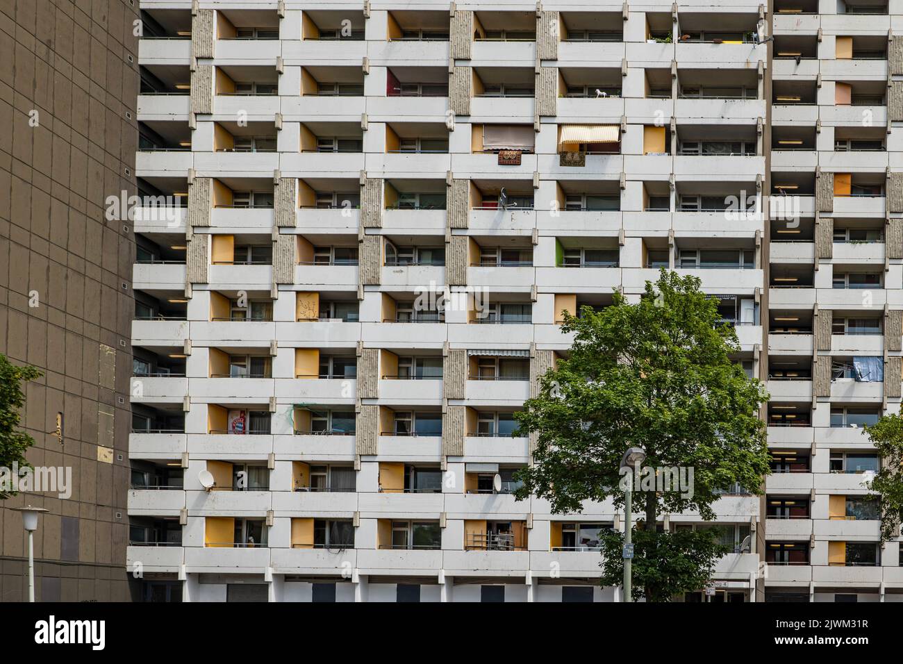 Vue frontale d'un bâtiment de grande hauteur, espace de vie exigu. À Goettingen Banque D'Images