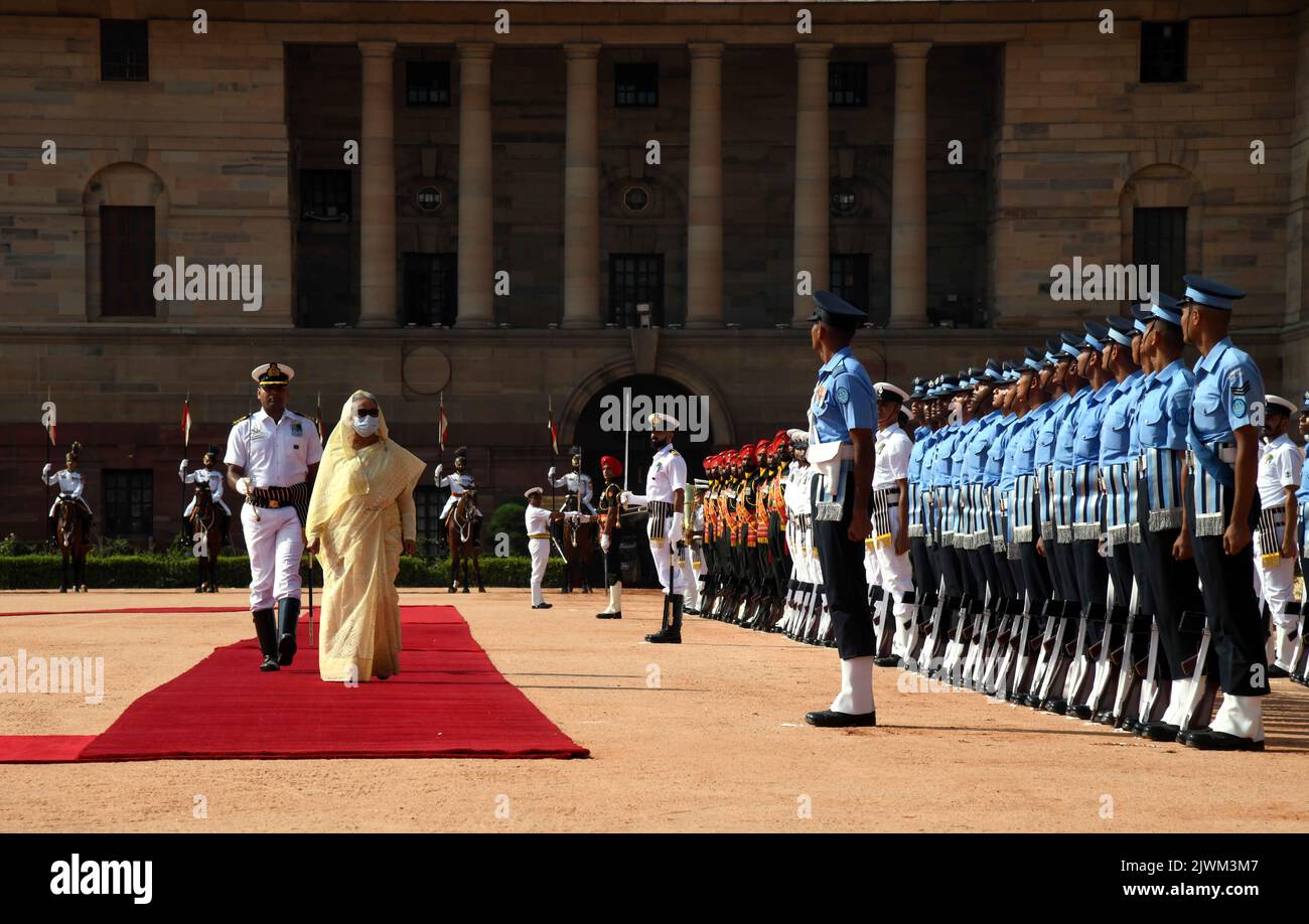 New Delhi, Inde. 6th septembre 2022. Le Premier ministre bangladais, Sheikh Hasina, inspecte la garde d’honneur militaire indienne au palais présidentiel indien de New Delhi, en Inde, le 6 septembre 2022. L'Inde et le Bangladesh ont signé mardi sept accords sur divers domaines, dont les ressources en eau, les chemins de fer, les technologies spatiales, le pouvoir judiciaire, La coopération scientifique et technologique, et la radiodiffusion télévisuelle. Credit: Partha Sarkar/Xinhua/Alamy Live News Banque D'Images