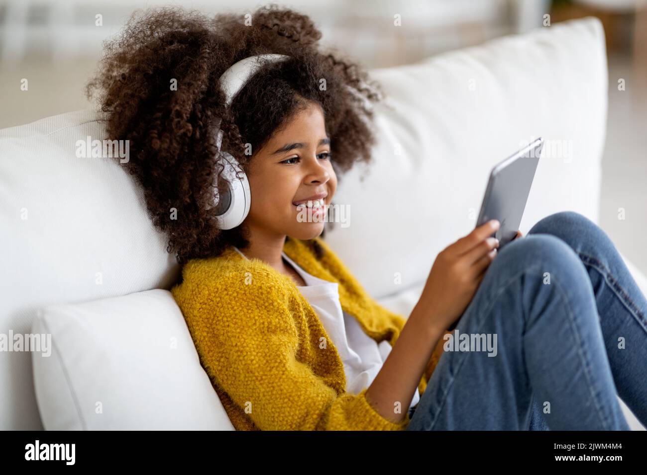 Joyeux enfant noir profitant du nouveau jeu mobile Banque D'Images