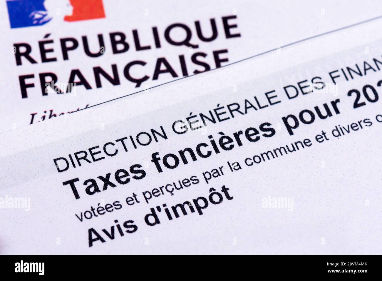 Gros plan d'un avis d'impôt foncier français envoyé chaque année aux propriétaires fonciers et aux propriétaires fonciers en France Banque D'Images