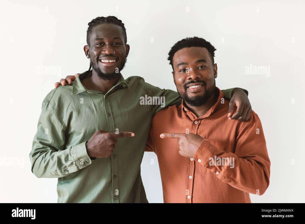 Deux hommes africains se pointant du doigt l'un vers l'autre, White Background Banque D'Images
