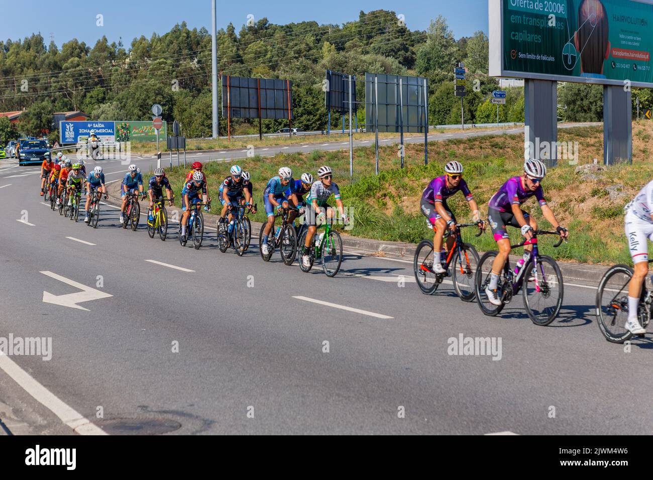 Braga, Portugal : 12 août 2022, - cyclistes participant à la scène Santo Tirso - Braga à Volta une course portugaise, Braga, Portugal Banque D'Images