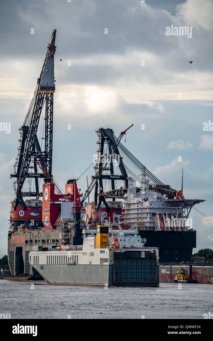 Petroleumhaven, Roro ferry laissant, derrière lui, la plus grande grue flottante du monde, Heerema Sleipnir, de Rotterdam, pays-Bas, Banque D'Images