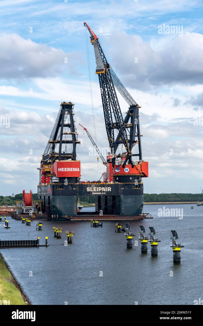Petroleumhaven, Roro ferry laissant, derrière lui, la plus grande grue flottante du monde, Heerema Sleipnir, de Rotterdam, pays-Bas, Banque D'Images