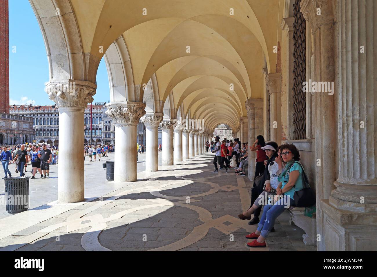 VENISE, ITALIE - 18 MAI 2018: C'est un portique inférieur avec une arcade et des colonnes soutenant la structure supérieure du bâtiment du Palais des Doges Banque D'Images