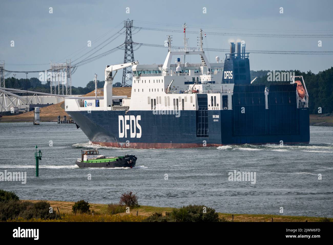 Trafic maritime sur le Maas, hauteur Hoek van Holland, ferry DFDS, Ark