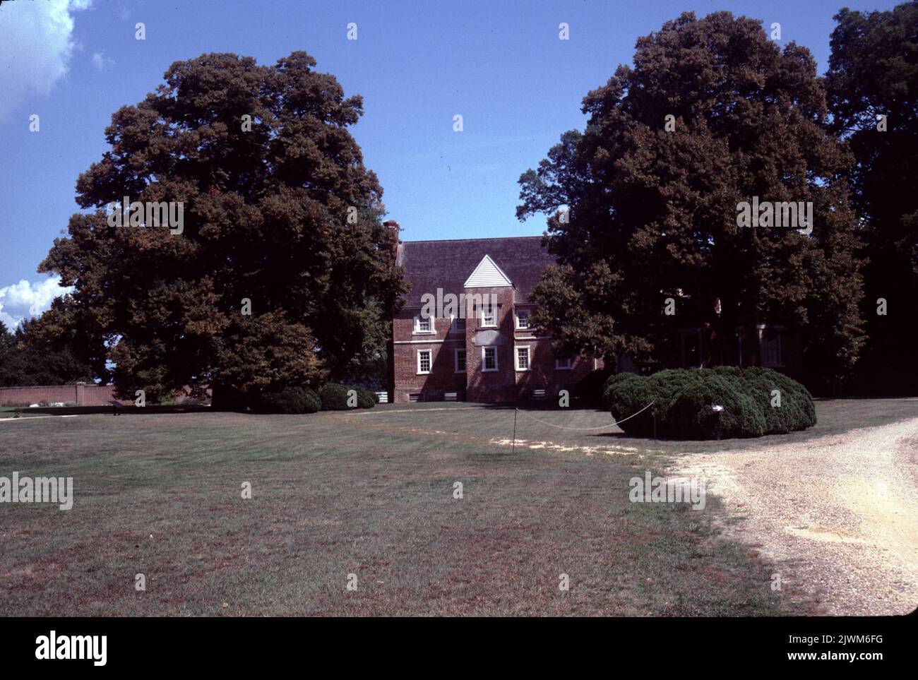 Surry va USA 9/1993. Château de bacon. Le château de bacon, ou « Allen's Brick House » ou « Arthur Allen House » est situé dans le comté de Surry, en Virginie, aux États-Unis. C'est la plus ancienne maison en briques documentée dans ce qui est maintenant les États-Unis. Construit en 1665, il est connu comme un exemple extrêmement rare de l'architecture des Jacobebes dans le Nouveau monde. La maison devint connue sous le nom de 'Château de Bacon' parce qu'elle fut occupée comme un fort ou un 'château' par les disciples de Nathaniel Bacon pendant la rébellion de Bacon en 1676. Cependant, contrairement au folklore populaire, Bacon n'a jamais vécu au château de Bacon. Banque D'Images