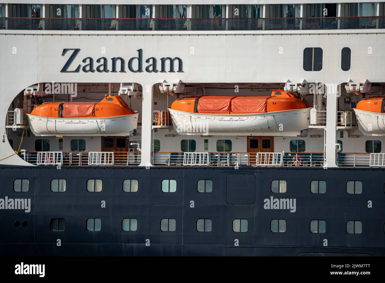 Trafic maritime sur le Maas, hauteur Hoek van Holland, bateau de croisière Zaandam, Holland America Lijn, bateaux de sauvetage, Banque D'Images