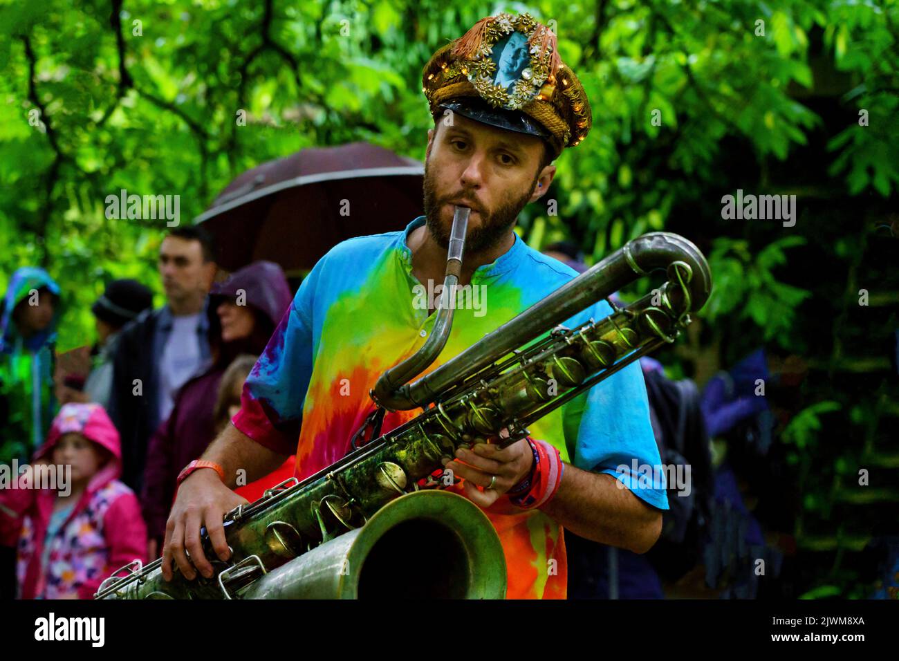 Le second saxophoniste Liners de M. Wilson se produit pendant le Carnaval de Harrogate dans les Valley Gardens, Harrogate, North Yorkshire, Angleterre, Royaume-Uni. Banque D'Images