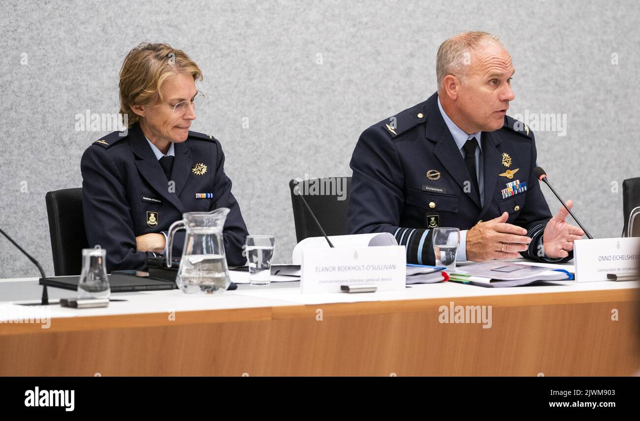2022-09-06 16:51:16 LA HAYE - Commandant des forces armées Onno Eichelsheim et Directeur général adjoint de la politique Elanor Boekholt-O'Sullivan (Force aérienne royale) à la Chambre des représentants lors d'un exposé technique sur le Mémorandum de défense. La Défense a 5 milliards d'euros à dépenser, qu'elle utilise entre autres pour augmenter ses stocks et acheter de nouveaux équipements. ANP JEROEN JUMELET pays-bas sortie - belgique sortie Banque D'Images