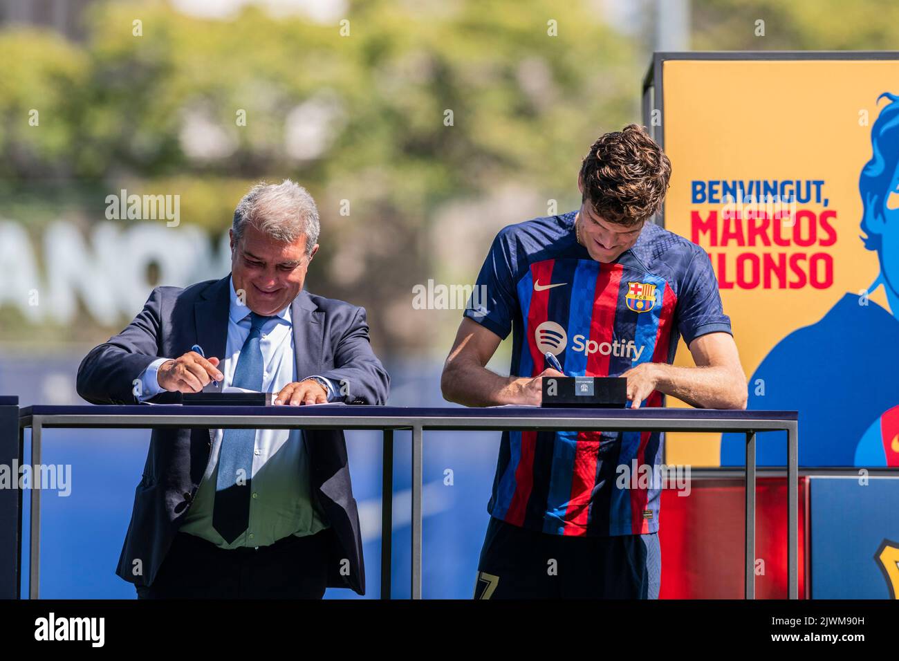 Barcelone, Espagne: 6th septembre 2022: Ciutat Esportiva, Barcelone, Espagne: Le FC Barcelone présente une nouvelle signature, Marcos Alonso avec la présidente du club Joan Laporta Banque D'Images