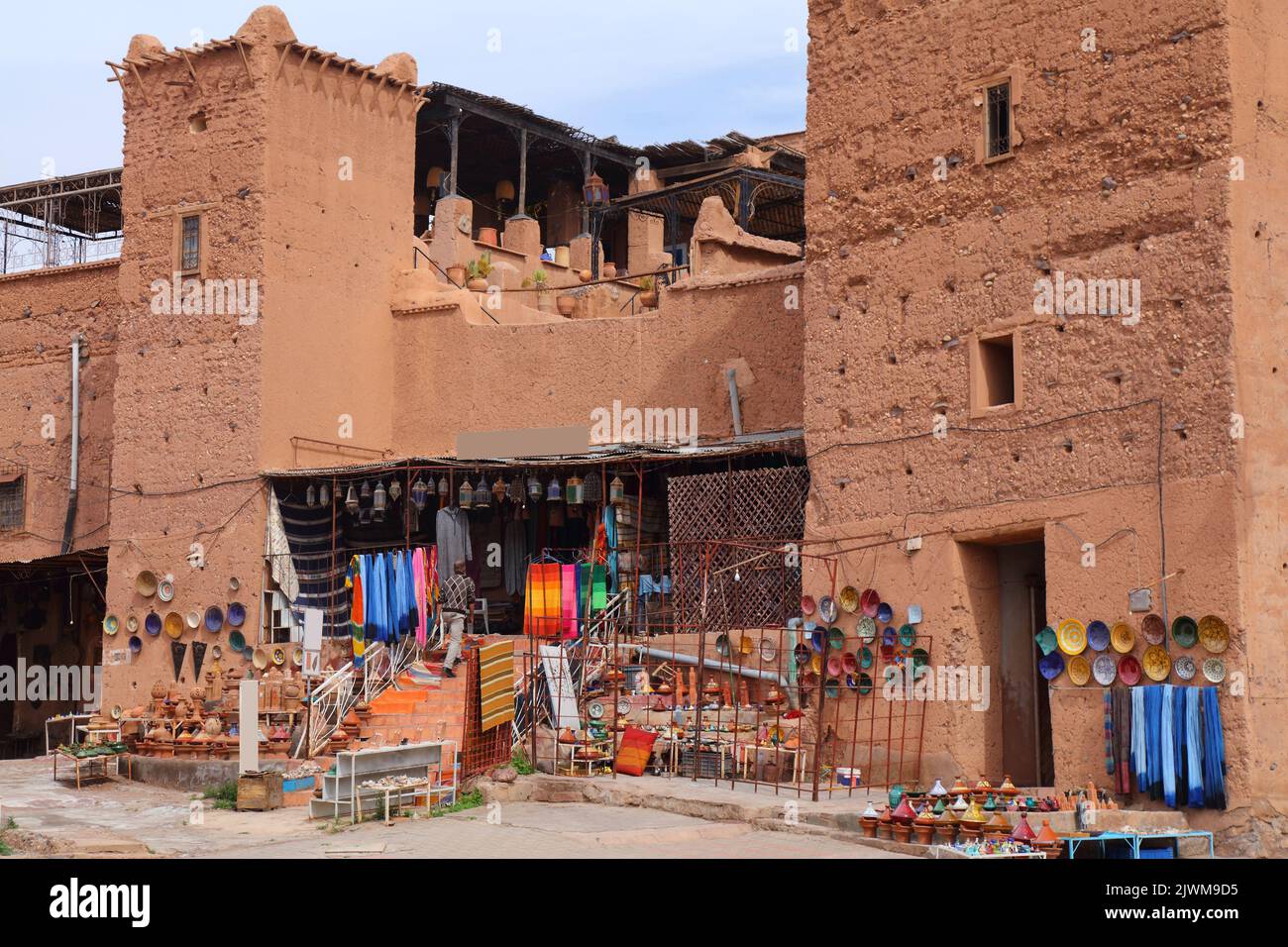 Ouarzazate marché de rue produits artisanaux au Maroc. Céramiques artisanales marocaines dans le souk. Banque D'Images