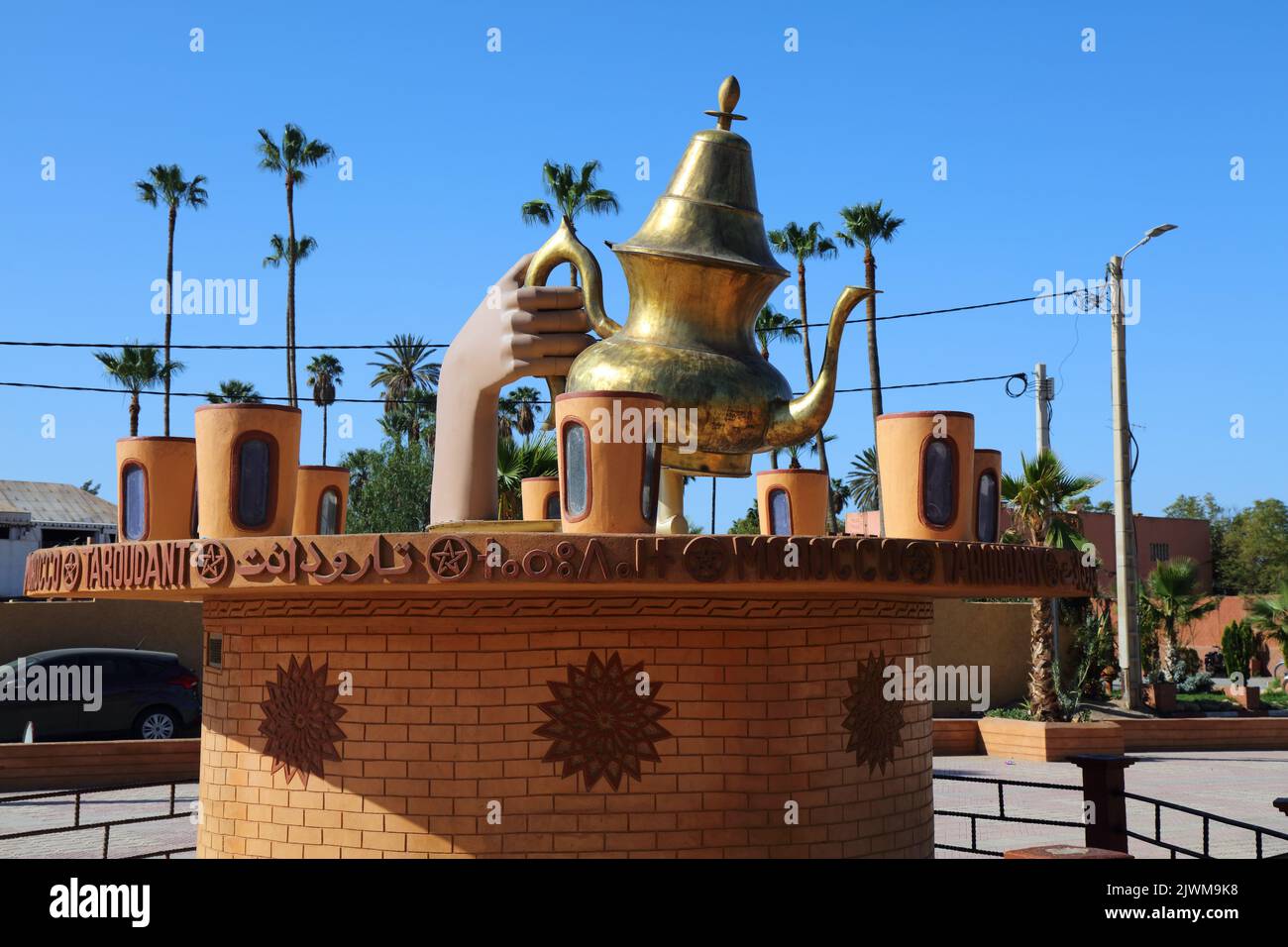 TAROUDANT, MAROC - 16 FÉVRIER 2022 : monument aux grandes tasses de thé et de thé à Taroudant, Maroc. La ville est la capitale de la province de Taroudant au Sou Banque D'Images