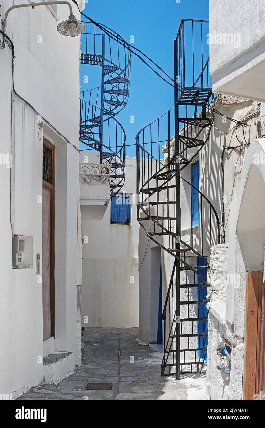 La rue de Chora, Naxos, Grèce avec des escaliers en spirale Banque D'Images
