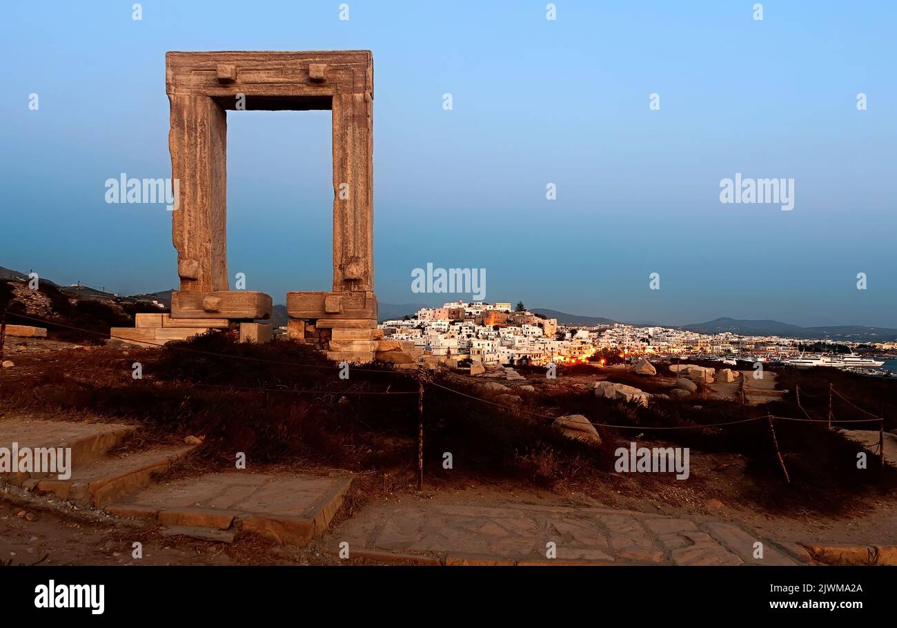 Vue en soirée sur Portara de l'île de Naxos en Grèce Banque D'Images