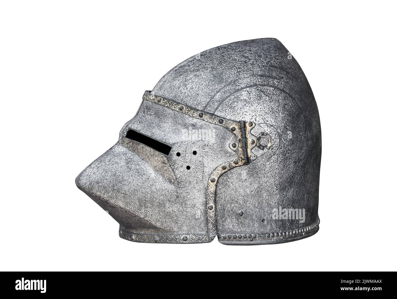 Casque chevalier médiéval isolé sur fond blanc avec passe-cheveux Banque D'Images