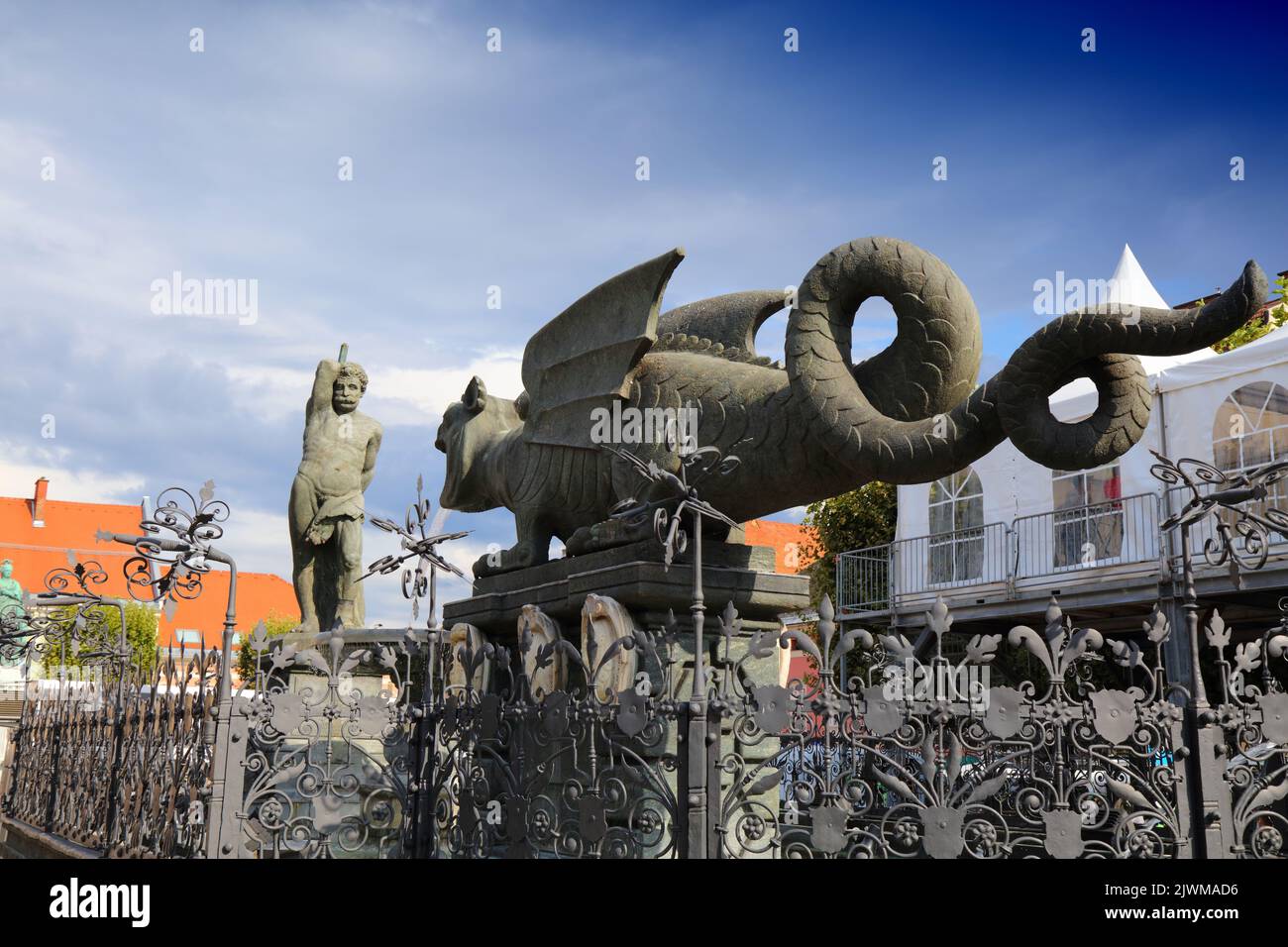 Site touristique de Klagenfurt en Autriche. Fontaine médiévale de dragon de Lindwurm datant de 1500s. Banque D'Images