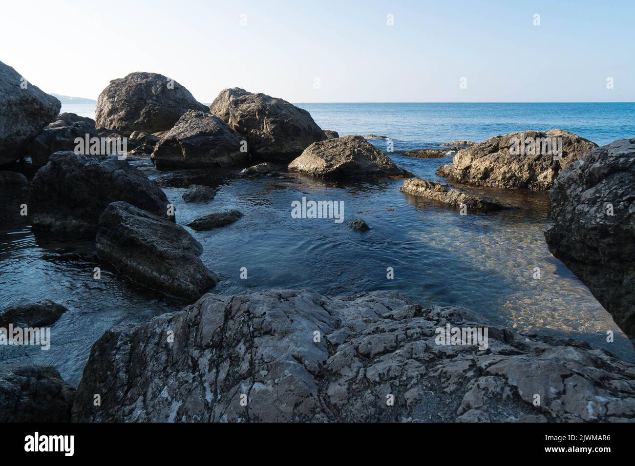Formations rocheuses sur le fond de la mer en début de matinée. Eau propre, écosystème. La réserve de Crimean Laspi. Banque D'Images