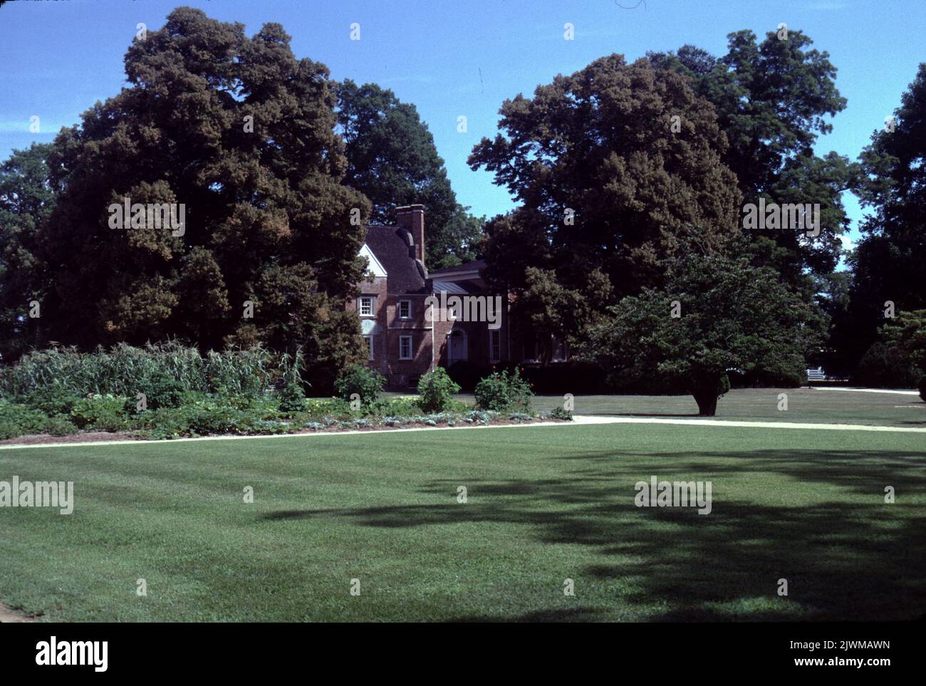 Surry va USA 9/1993. Château de bacon. Le château de bacon, ou « Allen's Brick House » ou « Arthur Allen House » est situé dans le comté de Surry, en Virginie, aux États-Unis. C'est la plus ancienne maison en briques documentée dans ce qui est maintenant les États-Unis. Construit en 1665, il est connu comme un exemple extrêmement rare de l'architecture des Jacobebes dans le Nouveau monde. La maison devint connue sous le nom de 'Château de Bacon' parce qu'elle fut occupée comme un fort ou un 'château' par les disciples de Nathaniel Bacon pendant la rébellion de Bacon en 1676. Cependant, contrairement au folklore populaire, Bacon n'a jamais vécu au château de Bacon. Banque D'Images