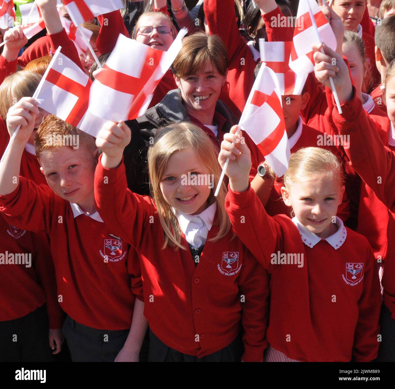 DES JEUNES DE L'ÉCOLE JUNIOR DE THORNEY ISLAND À EMSWORTH, DANS LE WEST SUSSEX, OÙ DES SOLDATS DE L'ARTILLERIE ROYALE DU 47 REGIMENT BASÉE À THORNEY ISLAND, À PROXIMITÉ, DÉFILERONT DANS LA VILLE POUR CÉLÉBRER ST. GEORGE'S DAY PICMIKE WALKER, MIKE WALKER IMAGES,2013 Banque D'Images