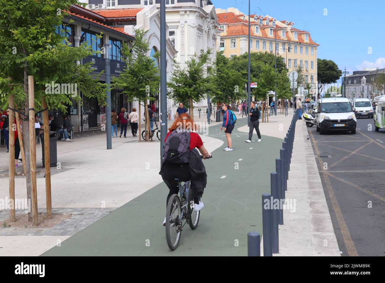 LISBONNE, PORTUGAL - 6 JUIN 2018 : les cyclistes emprungent une piste cyclable à Lisbonne, Portugal. Lisbonne est la zone urbaine la plus peuplée de l'UE (11th 2,8 M. Banque D'Images