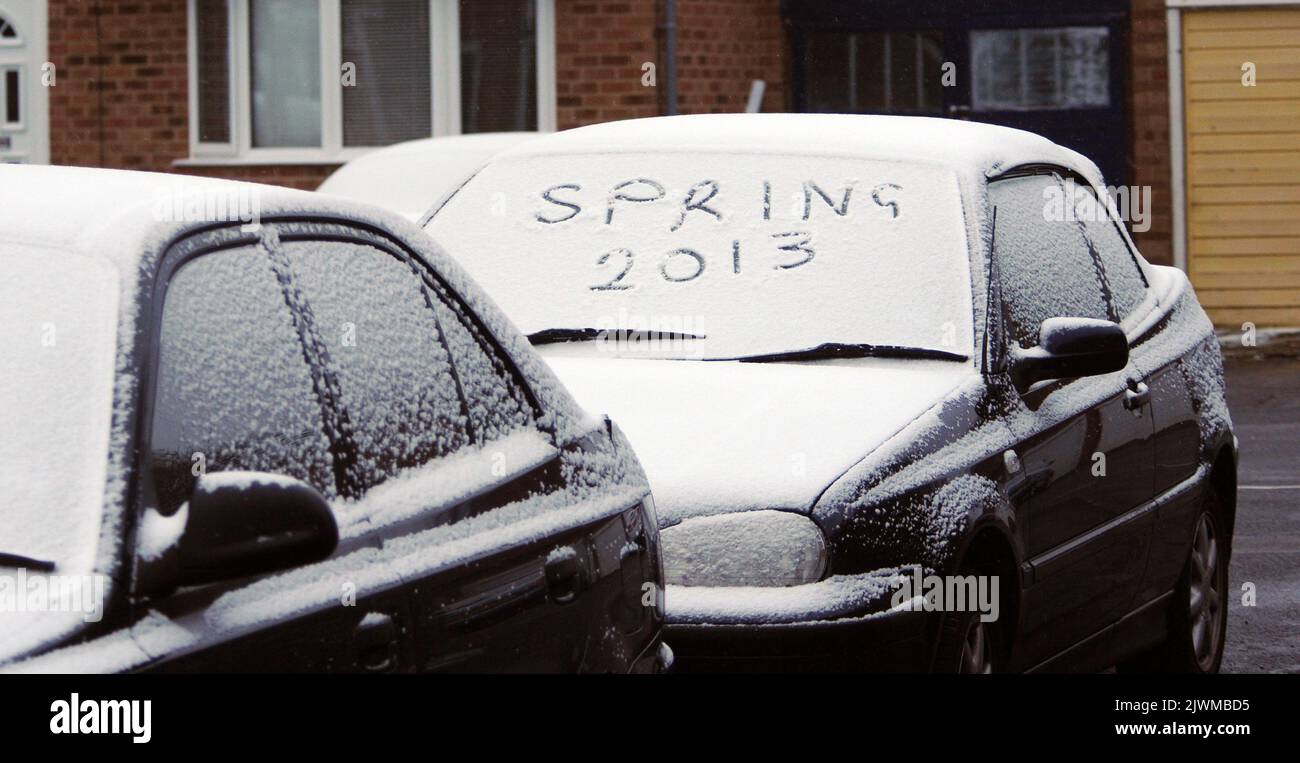 BIENVENUE AU PRINTEMPS UN JOKER A ÉCRIT DANS LA NEIGE SUR UN PARE-BRISE DE VOITURE À PORTCHESTER, PRÈS DE PORTSMOUTH, HANTS. PHOTO MIKE WALKER, 2013 PHOTOS DE MIKE WALKER Banque D'Images