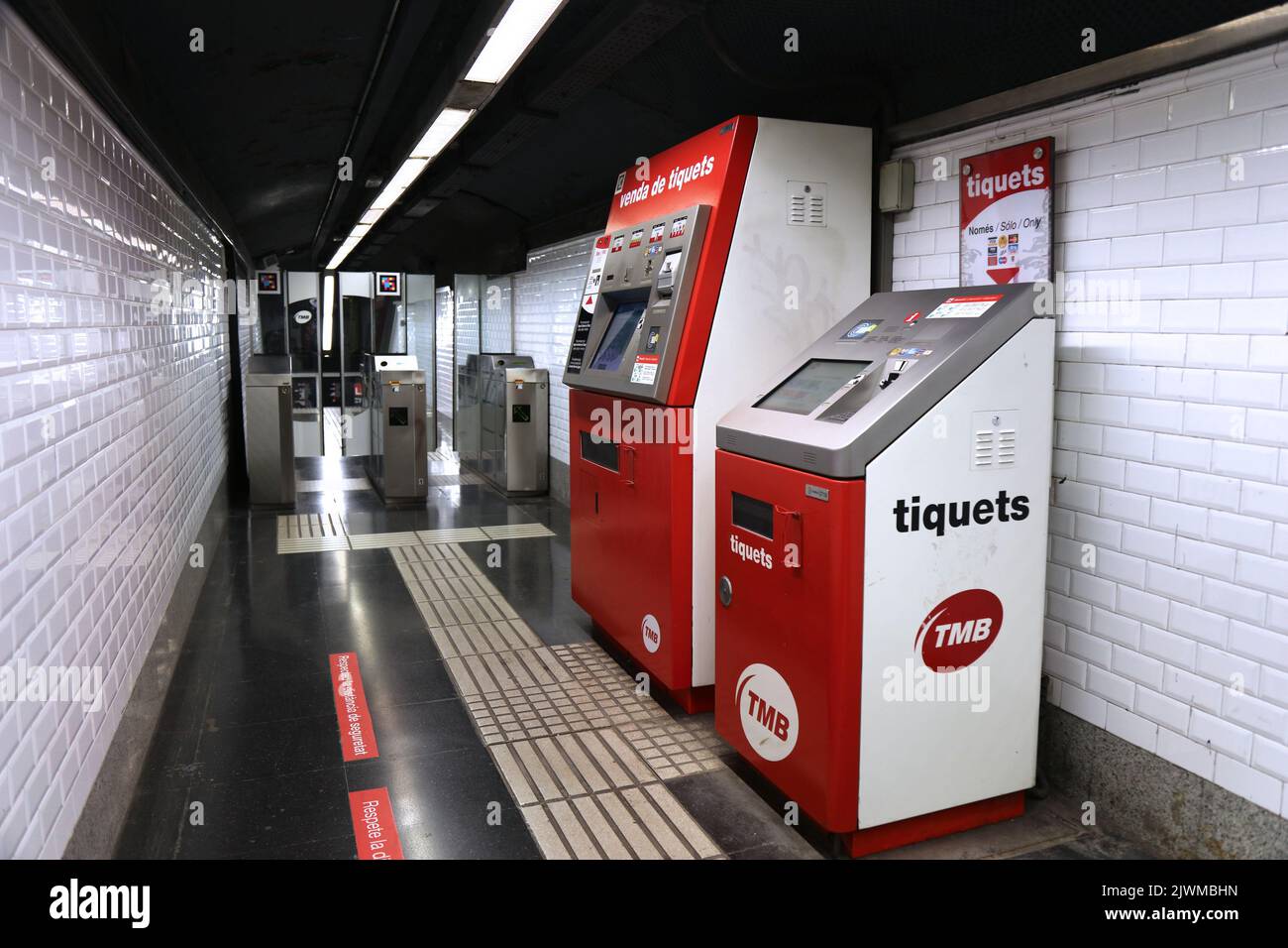 BARCELONE, ESPAGNE - 6 OCTOBRE 2021 : distributeurs de billets dans le métro de Barcelone en Espagne. Le métro de Barcelone est un réseau de chemin de fer électrifié à transit rapide. Banque D'Images
