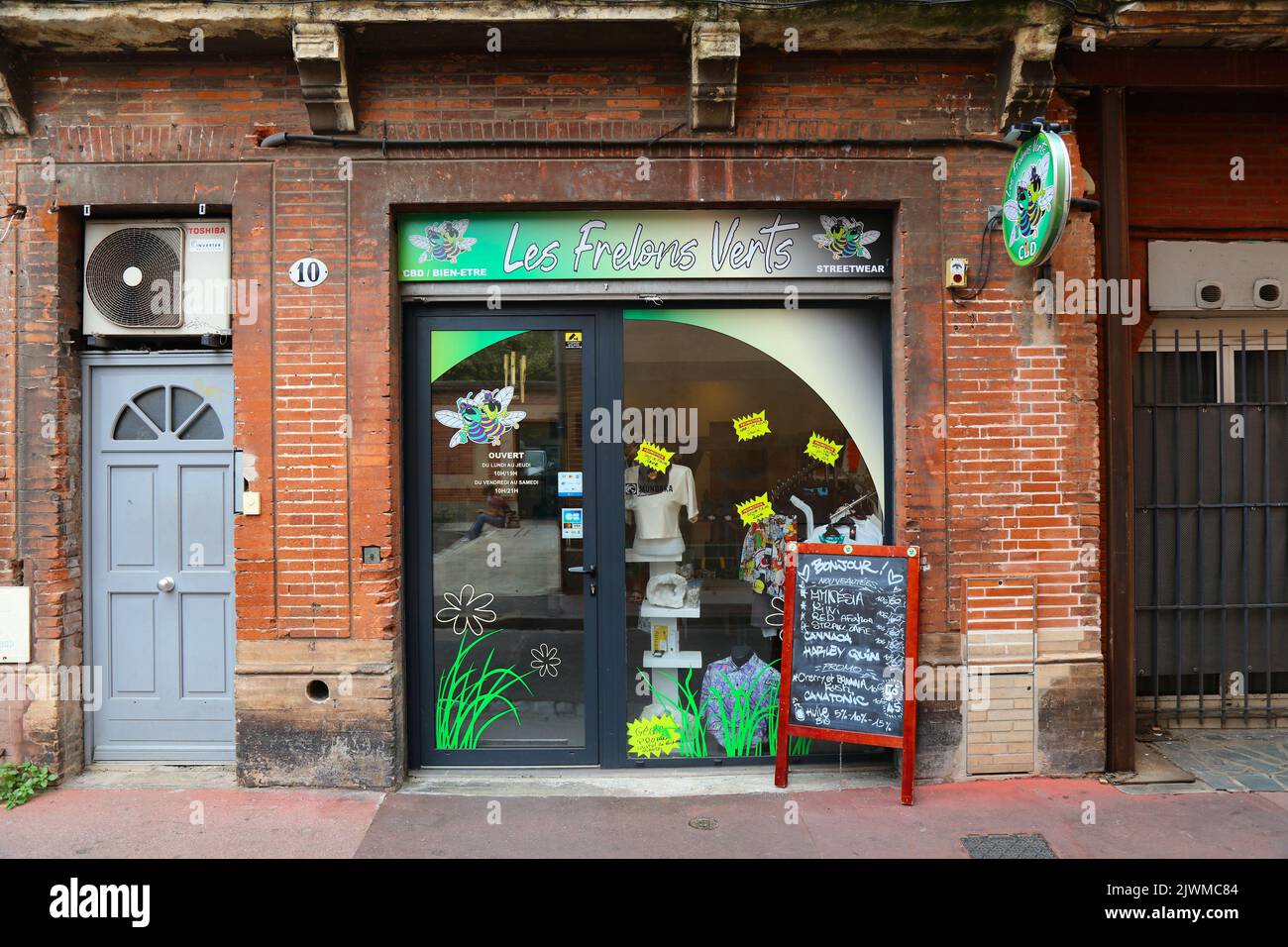 TOULOUSE, FRANCE - 28 SEPTEMBRE 2021 : magasin de cannabis de la CDB dans le centre-ville de Toulouse. Toulouse est la 4th plus grande commune de France. Banque D'Images