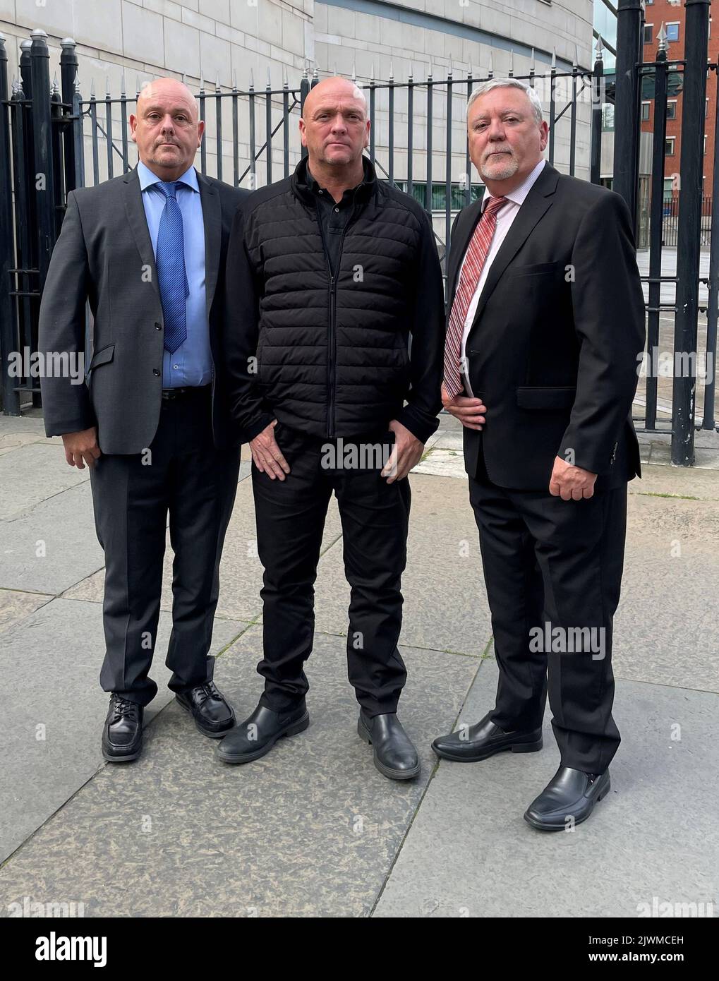 (De gauche à droite) Kieran, Joseph et Jim Geddis devant les tribunaux de Laganside à Belfast après que les conclusions ont été rendues dans l'enquête de leur frère Stephen Geddis. Le ministère de la Défense n'a pas réussi à transmettre aux soldats servant en Irlande du Nord des informations qu'il avait sur la létalité des tours de bâton de plastique qui se tiragent au-dessus du sol avant qu'un enfant ne soit abattu en 1975, a trouvé un coroner. Le coroner Paddy McGurgan a également déclaré que Stephen Geddis, âgé de 10 ans, ne représentait aucune menace lorsqu'il a été abattu par un bâton alors qu'il était près d'une barricade civile érigée pendant les troubles dans le ar de la rue Albert/route Cullingtree Banque D'Images