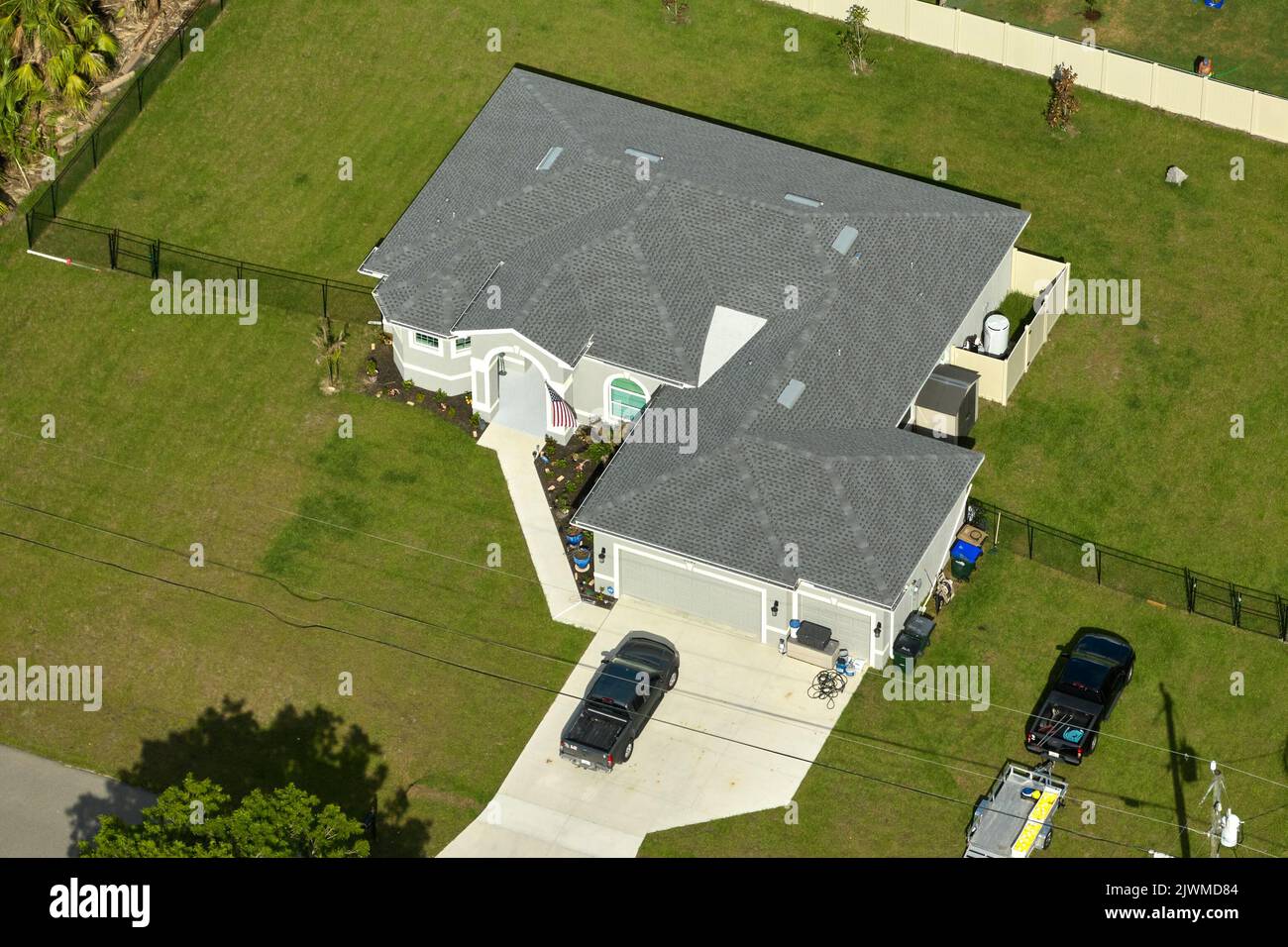 Vue aérienne d'une maison privée américaine contemporaine typique avec toit recouvert de bardeaux d'asphalte et pelouse verte sur cour Banque D'Images