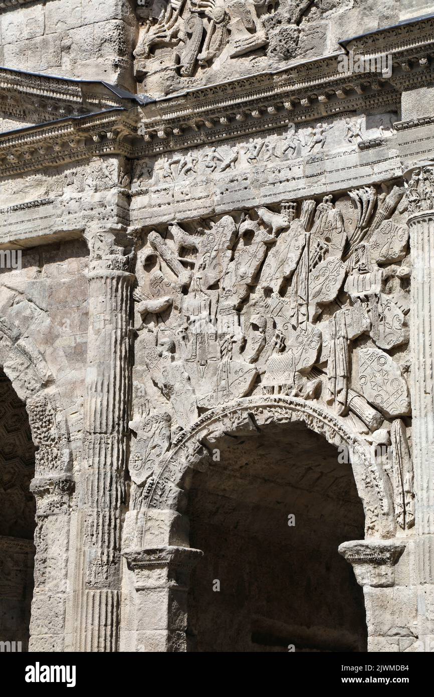 Ville d'Orange en Provence, France. Site classé au patrimoine mondial de l'UNESCO - ancien arc de triomphe romain. Banque D'Images