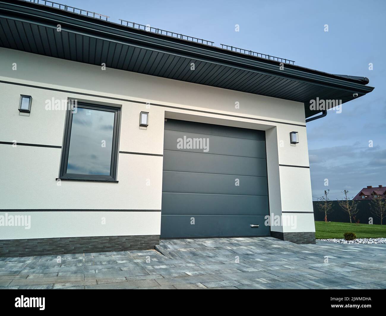 Porte de garage commerciale à enroulement électrique automatique ou porte coulissante dans un bâtiment privé moderne au rez-de-chaussée Banque D'Images