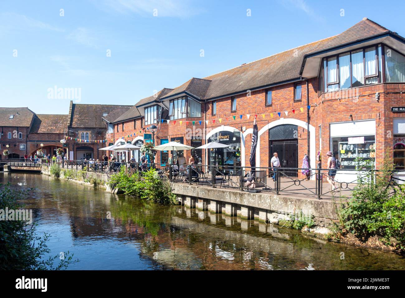 Boutiques et café au bord de la rivière, The Maltings, Salisbury, Wiltshire, Angleterre, Royaume-Uni Banque D'Images