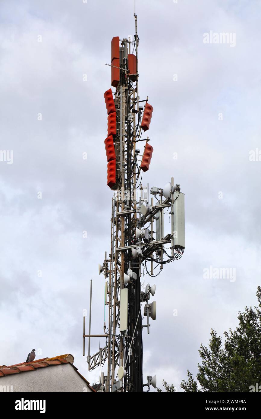 Station de base en Europe. Émetteurs de téléphones portables en Espagne. Banque D'Images