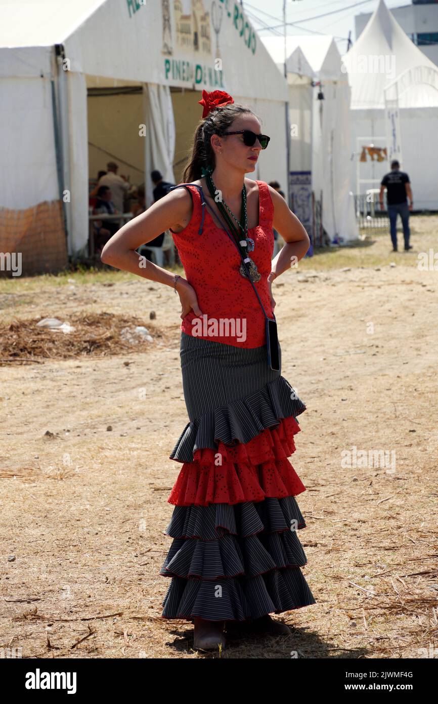 Barcelone, Catalogne, Espagne, 4 juillet 2022: Jeune femme vêtue de flamenco dans un événement religieux Banque D'Images
