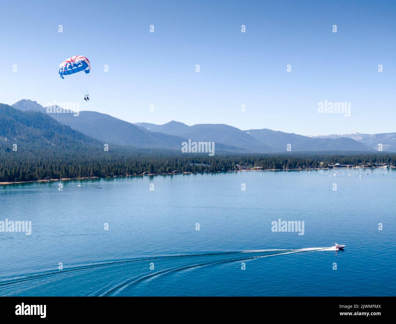 Deux personnes en parachute ascensionnel à South Lake Tahoe, Californie. Banque D'Images