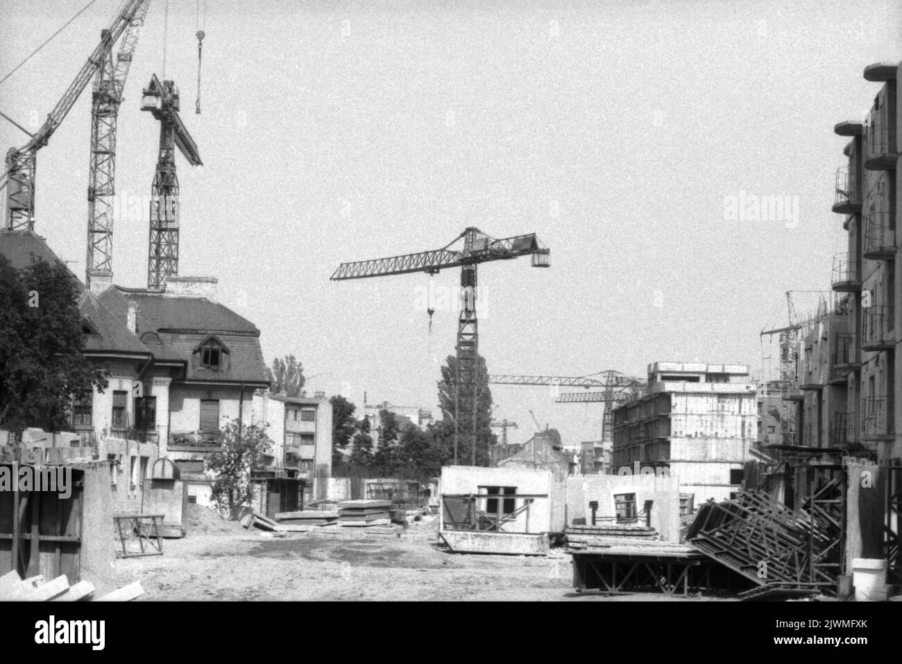 Bucarest, Roumanie, avril 1990, quelques mois après la chute du communisme. Les immeubles de style soviétique sont érigés dans un quartier historique, par de belles maisons vieilles de cent ans. Le projet de systématisation de Ceausescu a permis de niveler de nombreux quartiers historiques de la capitale. Certains vieux bâtiments ont à peine échappé à la démolition grâce à la révolution anti-communiste. Banque D'Images