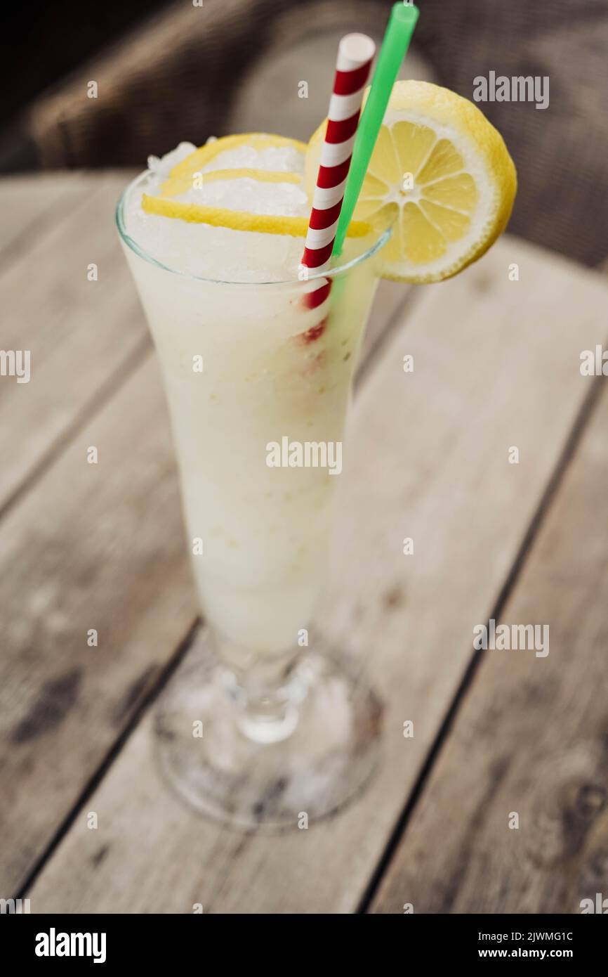 Un cocktail de batida de noix de coco surgelé au rhum Banque D'Images