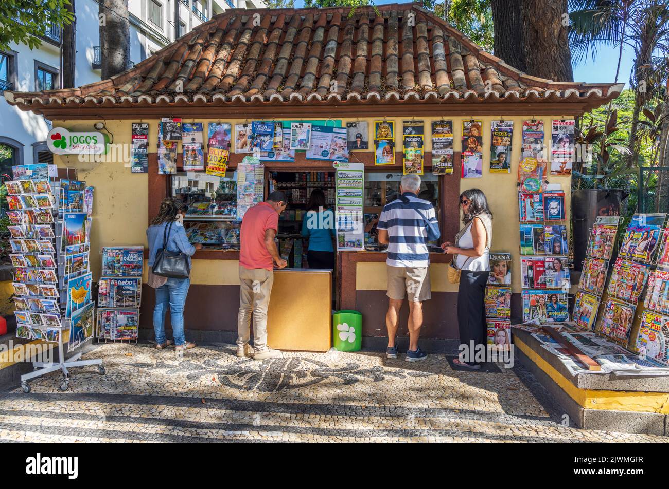 Ancien marchand de journaux traditionnel près des jardins municipaux, Funchal, Madère, Portugal Banque D'Images