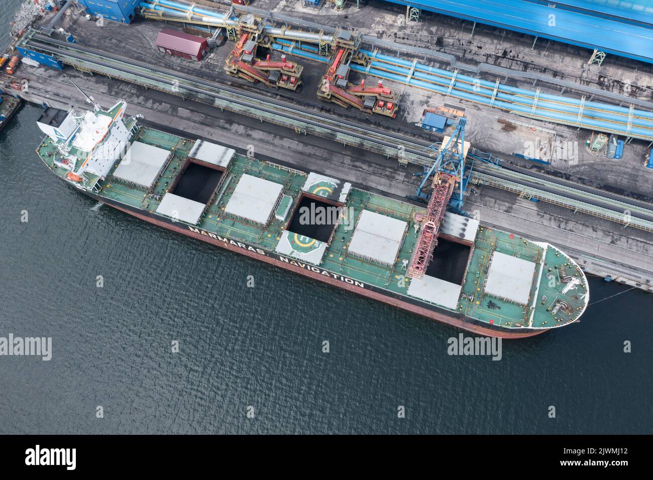 Nakhodka, Russie - 8 août 2022: Les navires de mer sont chargés à un amarrage. Banque D'Images