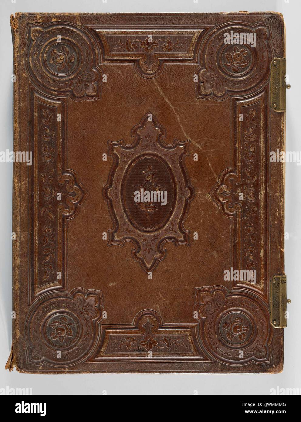 Album photo, lié en papier de style cuir, en relief de motifs floraux, fermé par des boucles en métal. Intérieur – 13 feuilles, chacune comportant huit points pour les photographies CDV, quatre sur chaque page, chacune avec un cadre en relief. Papier de fin avec un motif de moiré.. Inconnu, photographe Banque D'Images