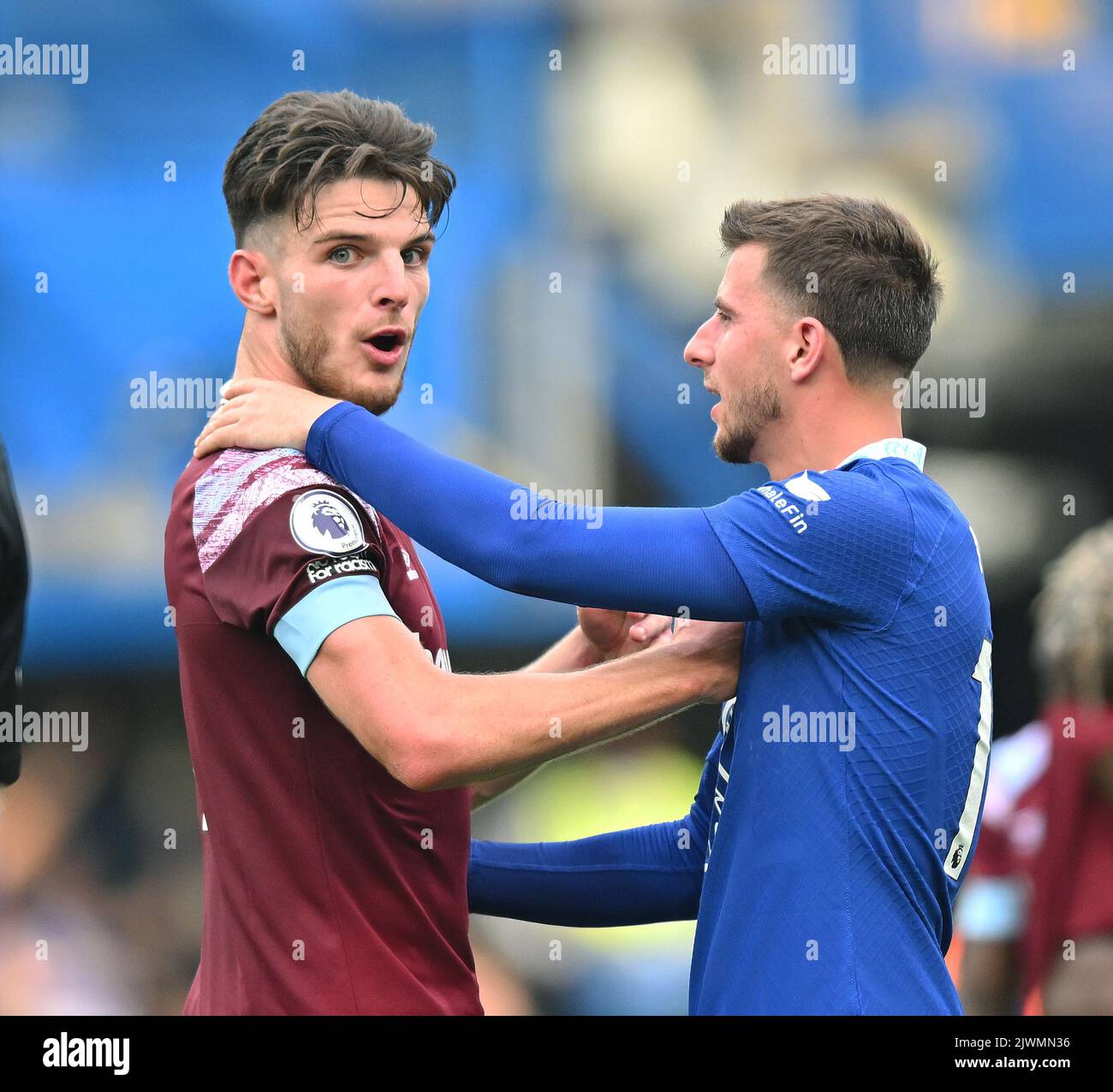 03 septembre 2022 - Chelsea v West Ham United - Premier League - Stamford Bridge de bons amis sur le terrain Mason Mount et Declan Rice parlent ensemble après le match au pont Stamford. Image : Mark pain / Alamy Live News Banque D'Images