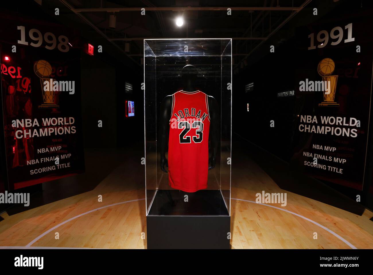New York, États-Unis. 06th septembre 2022. Le maillot « Last Dance » de Michael Jordan est exposé avec d'autres souvenirs sportifs emblématiques au Sotheby's mardi, à 6 septembre 2022, à New York. Le maillot Jordan Bulls de jeu du jeu 1 des 1998 finales de la NBA sera présenté dans la vente aux enchères en ligne de Sotheby. Photo de John Angelillo/UPI crédit: UPI/Alay Live News Banque D'Images