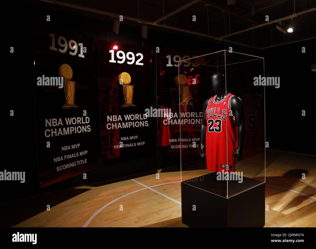 New York, États-Unis. 06th septembre 2022. Le maillot « Last Dance » de Michael Jordan est exposé avec d'autres souvenirs sportifs emblématiques au Sotheby's mardi, à 6 septembre 2022, à New York. Le maillot Jordan Bulls de jeu du jeu 1 des 1998 finales de la NBA sera présenté dans la vente aux enchères en ligne de Sotheby. Photo de John Angelillo/UPI crédit: UPI/Alay Live News Banque D'Images