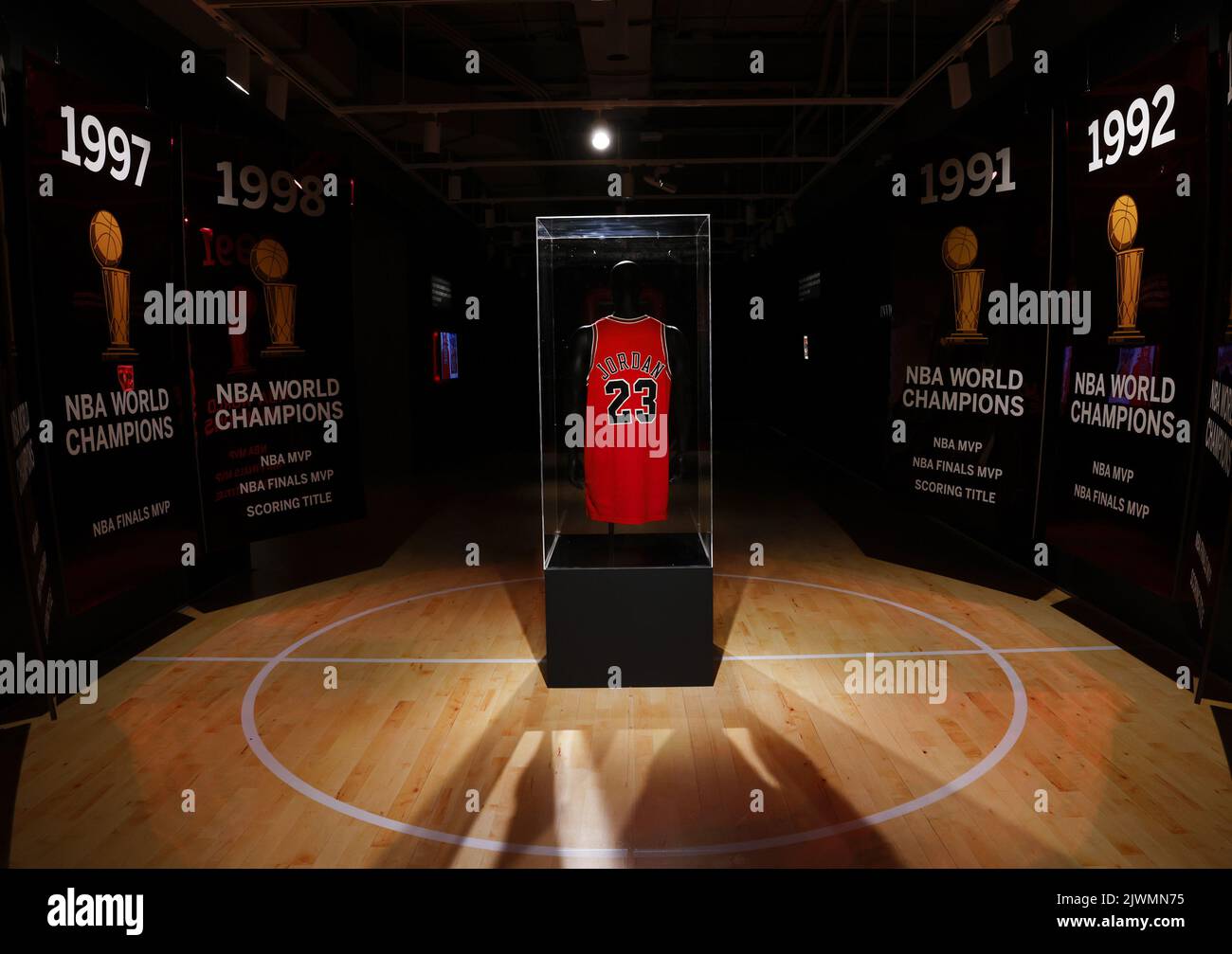 New York, États-Unis. 06th septembre 2022. Le maillot « Last Dance » de Michael Jordan est exposé avec d'autres souvenirs sportifs emblématiques au Sotheby's mardi, à 6 septembre 2022, à New York. Le maillot Jordan Bulls de jeu du jeu 1 des 1998 finales de la NBA sera présenté dans la vente aux enchères en ligne de Sotheby. Photo de John Angelillo/UPI crédit: UPI/Alay Live News Banque D'Images