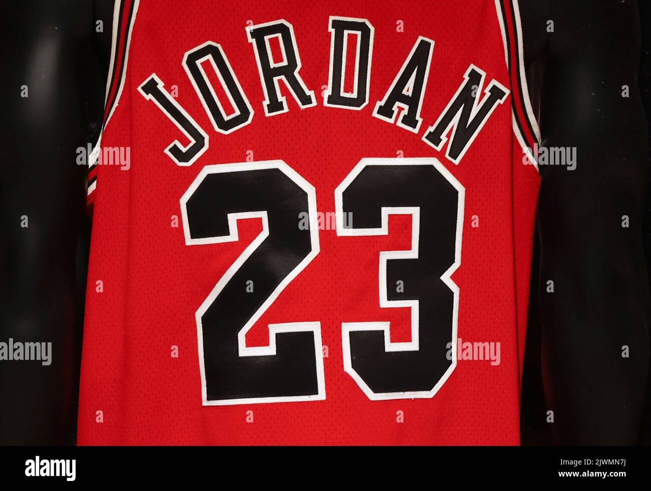 New York, États-Unis. 06th septembre 2022. Le maillot « Last Dance » de Michael Jordan est exposé avec d'autres souvenirs sportifs emblématiques au Sotheby's mardi, à 6 septembre 2022, à New York. Le maillot Jordan Bulls de jeu du jeu 1 des 1998 finales de la NBA sera présenté dans la vente aux enchères en ligne de Sotheby. Photo de John Angelillo/UPI crédit: UPI/Alay Live News Banque D'Images