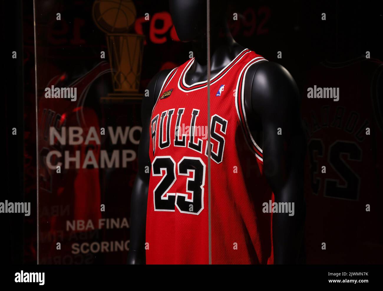 New York, États-Unis. 08th juin 2022. Le maillot « Last Dance » de Michael Jordan est exposé avec d'autres souvenirs sportifs emblématiques au Sotheby's mardi, à 6 septembre 2022, à New York. Le maillot Jordan Bulls de jeu du jeu 1 des 1998 finales de la NBA sera présenté dans la vente aux enchères en ligne de Sotheby. Photo de John Angelillo/UPI crédit: UPI/Alay Live News Banque D'Images